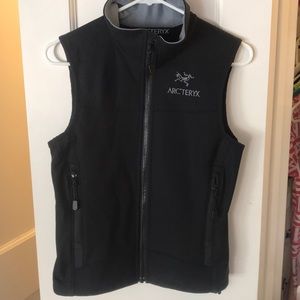 Women’s Arc’tryx black vest in great condition.